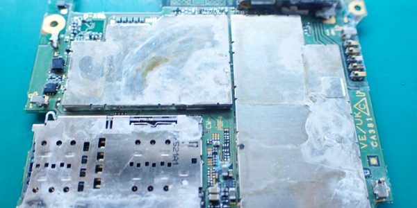 AQUOS R 水没端末の基板01